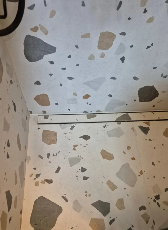 Detail sprchového žlabu Brno – Masarykova čtvrť – byt